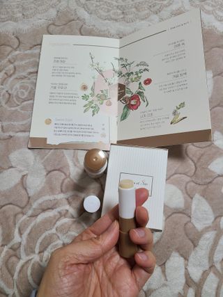 더사가오브수 [사가수] 효혜윤 보태니컬 에너지 에센스인로션 20ml /아이포올 스틱 3g — 5점을 준 리뷰어가 2023년 2월 올린 사용 사진