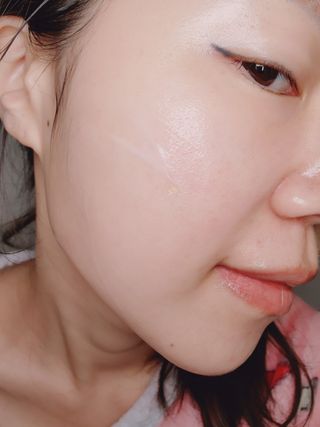 난나 살몬 스파이더 검버섯 미백 톤업 화이트닝 연어 앰플 크림 300ml 대용량 — 5점을 준 리뷰어가 2022년 11월 올린 사용 사진