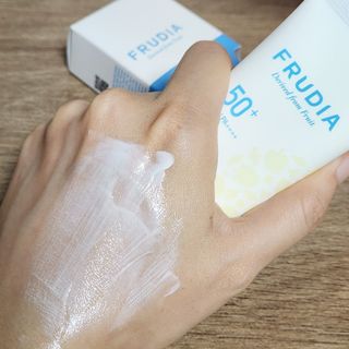틱톡 [후르디아] 백탁NO! 화잘먹 수분광 선 에센스✨ — 5점을 준 리뷰어가 2023년 6월 올린 사용 사진