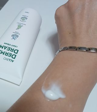 ★스마트 스토어 [올바이오] 더마크림 라이트 크림 130ml 저자극 보습 가려움개선 — 5점을 준 리뷰어가 2024년 12월 올린 사용 사진