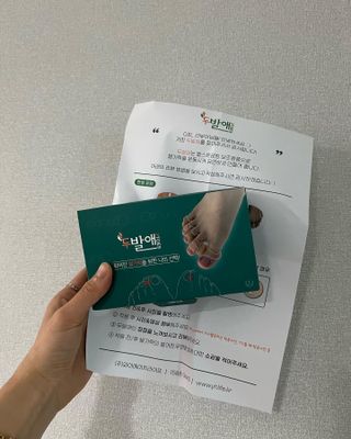 휜 발가락이 아프다면..발가락 스트레칭 보조용품 쿨핀 두발애(1set-2개입) — 5점을 준 리뷰어가 2022년 6월 올린 사용 사진