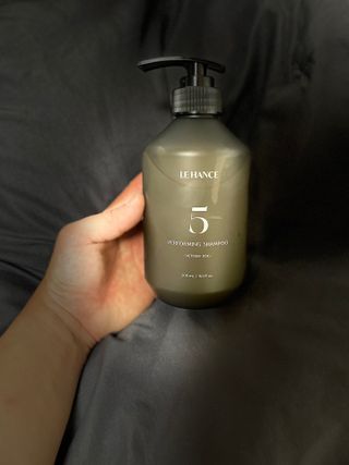 르핸스 퍼포밍 5 샴푸 비반트 포렛/베티버 포그 — 5점을 준 리뷰어가 2022년 12월 올린 사용 사진