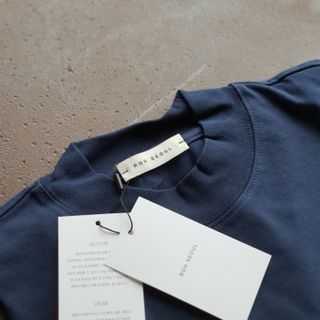 로서울 High Neck T-Shirt Navy, Gray — 5점을 준 리뷰어가 2021년 5월 올린 사용 사진