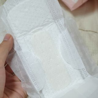 나무드 [유한킴벌리] 좋은느낌 유기농 순면 린넨블렌딩 생리대,롱라이너 중형 36매 1개 + 대형 32매 1개 — 5점을 준 리뷰어가 2021년 10월 올린 사용 사진