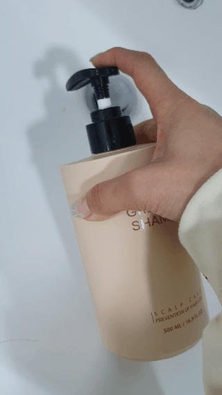 프리마인 더이상 뻣뻣하고 효과없는 탈모샴푸는 NO. 근본부터 케어하는 셀베이스 그린티샴푸(500ml) — 4점을 준 리뷰어가 2023년 3월 올린 사용 사진