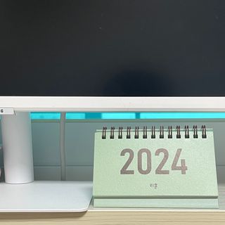 리훈 2024년달력 언더모니터 미니 탁상달력 — 5점을 준 리뷰어가 2023년 10월 올린 사용 사진