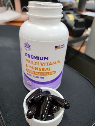 서울약사신협 네이처픽_멀티비타민&미네랄_1,000mg x 120캡슐 — 3.5점을 준 리뷰어가 2021년 9월 올린 사용 사진