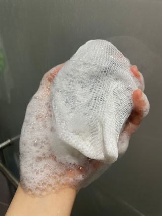 free [아토르] 9종 임상완료 아토르 다름 샴푸바_블랙  프리미엄 두피 케어 샴푸바 — 5점을 준 리뷰어가 2024년 5월 올린 사용 사진