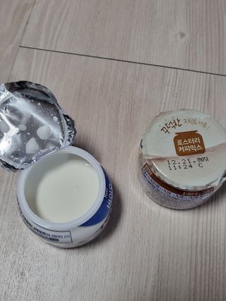매일바이오 그릭요거트 오리지널 플레인 4개, 로스터리 커피믹스 4개 — 3.5점을 준 리뷰어가 2021년 12월 올린 사용 사진