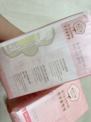 나무드 [유한킴벌리] 좋은느낌 유기농 순면 린넨블렌딩 생리대,롱라이너 중형 36매 1개 + 대형 32매 1개 — 5점을 준 리뷰어가 2021년 11월 올린 사용 사진
