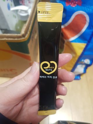 짜먹는 이지견과 짜먹는 이지아몬드, 짜먹는 이지허니피넛, 짜먹는 이지캐슈넛 각 10g X  10포 — 5점을 준 리뷰어가 2021년 2월 올린 사용 사진
