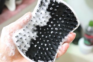 온가족 시원한샴푸 깨끗한두피 샴푸브러쉬 두피스케일링 히트팡블랙에디션 — 5점을 준 리뷰어가 2021년 8월 올린 사용 사진