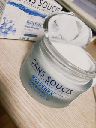 산수시 아쿠아 베네핏 24h 수부지 물광 속건조 수분크림 50ml — 5점을 준 리뷰어가 2021년 7월 올린 사용 사진