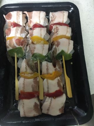 [다물꼬치] 삼겹새우롤꼬치 5개입 350g  + 데리야끼소스 120g + 매운고추소스 120g — 2.5점을 준 리뷰어가 2021년 11월 올린 사용 사진