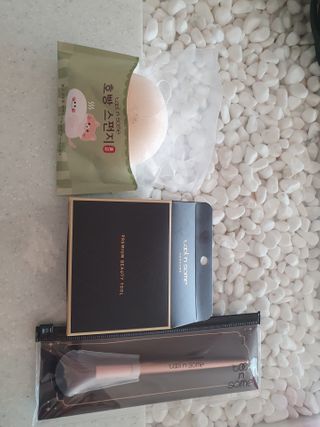 툴앤썸 로즈골드 에디션 치크or쉐딩 브러시+밀키 내추럴 스펀지+호빵 곤약 스펀지 — 4점을 준 리뷰어가 2021년 2월 올린 사용 사진