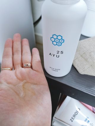 AYU25[아유트웬티파이브] 피부건강에 꼭 필요한 pH 약산성 와일드 로즈토너 — 5점을 준 리뷰어가 2021년 4월 올린 사용 사진