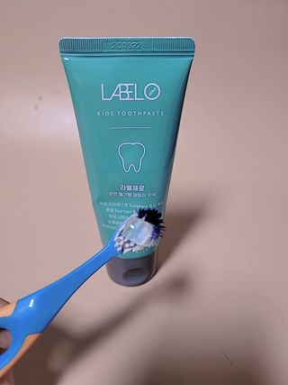 치과에서 쓰는 치약 _ 라벨제로 저불소 꼬마, 키즈, 유아, 베이비, 주니어 안전한 어린이치약 — 5점을 준 리뷰어가 2022년 10월 올린 사용 사진