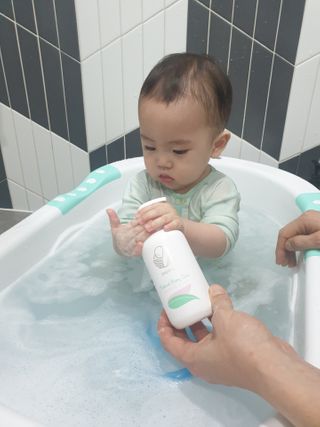 mom e 맘이 내추럴 베이비 케어 샴푸앤바스+로션 — 5점을 준 리뷰어가 2021년 1월 올린 사용 사진