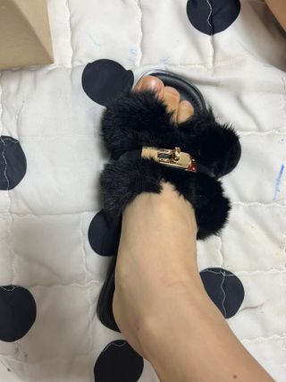 소담스퀘어 상암 쌍형컴퍼니 복슬복슬 포근한 털슬리퍼 — 3.5점을 준 리뷰어가 2022년 12월 올린 사용 사진