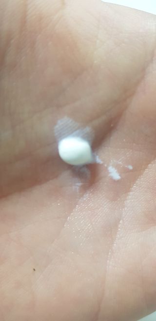 틱톡 [후르디아] 백탁NO! 화잘먹 수분광 선 에센스✨ — 5점을 준 리뷰어가 2023년 6월 올린 사용 사진