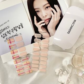 데싱디바 글레이즈 젤네일 네온체크 네일_4종 중 택 1 — 4점을 준 리뷰어가 2021년 8월 올린 사용 사진