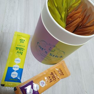 페페로니 맛있는 스틱 - 무항생제 닭고기 15개 + 원양선 참치 15개 — 5점을 준 리뷰어가 2021년 8월 올린 사용 사진