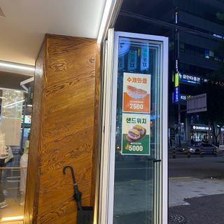 [레인드랍 커피 본점] 음료 2잔 + 디저트와플 or 샌드위치 — 4.5점을 준 리뷰어가 2021년 9월 올린 사용 사진