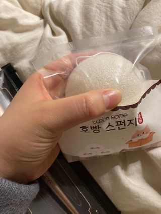 [툴앤썸] 메이크업 브러시로 바르고 호빵 스펀지로 클렌징하는 A-Z 뷰티툴 5종 — 5점을 준 리뷰어가 2021년 2월 올린 사용 사진