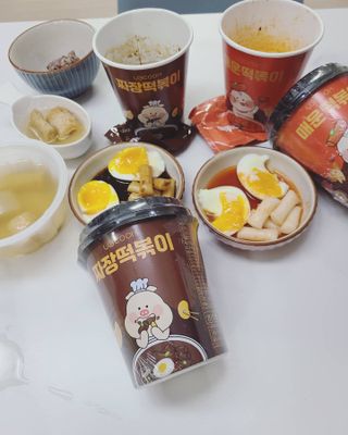 유비쿡 컵떡볶이 매운컵떡볶이2개/ 짜장컵떡볶이 2개  총 4개세트 — 5점을 준 리뷰어가 2021년 5월 올린 사용 사진