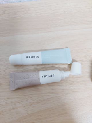 [후르디아] 올리브영 착한보습 비건 립버터 2종 — 5점을 준 리뷰어가 2022년 10월 올린 사용 사진
