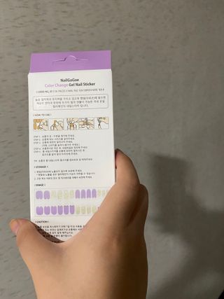 [네일가게] 햇빛에 닿으면 색이 변하는 신기한 햇살 반전 네일스티커 — 5점을 준 리뷰어가 2021년 8월 올린 사용 사진