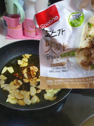 굽네몰 [굽네] 소스가 맛있는 닭가슴살 한입 볼 2종 8팩 — 5점을 준 리뷰어가 2021년 3월 올린 사용 사진