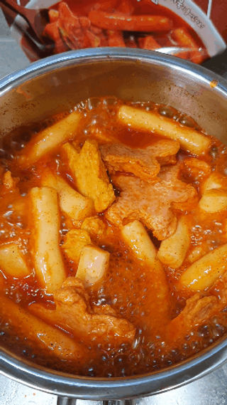 빨간키트 떡볶이 밀키트 2~3인분 매운맛 국물 떡볶이 만들기 쉬운 황금 레시피 분말 소스로 간편한 요리 — 5점을 준 리뷰어가 2021년 8월 올린 사용 사진