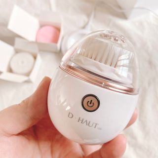 디하우트 랩 디하우트랩 클렌징 피부관리기 진동클렌저 실리콘+2종 인조모 브러시 — 5점을 준 리뷰어가 2021년 11월 올린 사용 사진