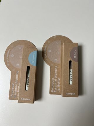 [후르디아] 올리브영 착한보습 비건 립버터 2종 — 5점을 준 리뷰어가 2022년 10월 올린 사용 사진