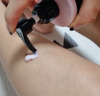 난나 살몬 스파이더 검버섯 미백 톤업 화이트닝 연어 앰플 크림 300ml 대용량 — 5점을 준 리뷰어가 2022년 8월 올린 사용 사진