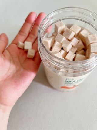 [펫시밀] 원물그대로 영양듬뿍 진공동결건조 북어트릿75g,치킨트릿100g,연어트릿75g 강아지 고양이 간식 — 5점을 준 리뷰어가 2023년 6월 올린 사용 사진