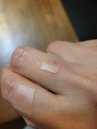 [큐어반H 커팅] 간편하게 떼서 쓰는 자외선차단 습윤밴드 (1팩/30매입) — 5점을 준 리뷰어가 2022년 11월 올린 사용 사진