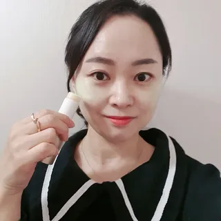 [사가수] 민감피부를 위한 진정 항산화 안티에이징, 더사가오브수 효혜윤 보태니컬 에너지 아이포올 스틱 — 5점을 준 리뷰어가 2023년 2월 올린 사용 사진