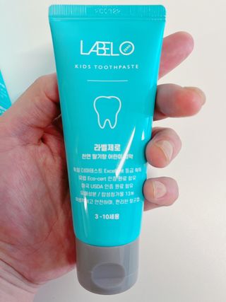 치과에서 쓰는 치약 _ 라벨제로 저불소 꼬마, 키즈, 유아, 베이비, 주니어 안전한 어린이치약 — 5점을 준 리뷰어가 2022년 11월 올린 사용 사진