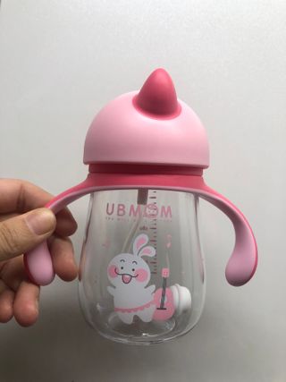 유비맘 트라이탄 코니빨대컵_컬러 랜덤 발송 — 5점을 준 리뷰어가 2021년 2월 올린 사용 사진