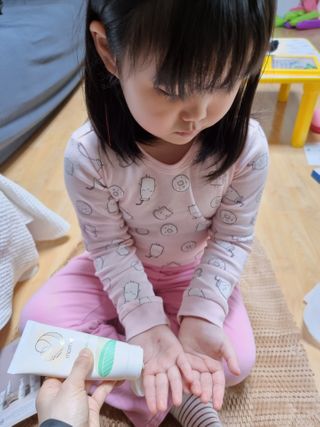 mom e 맘이 내추럴 베이비 케어 크림+바디오일 — 5점을 준 리뷰어가 2021년 2월 올린 사용 사진