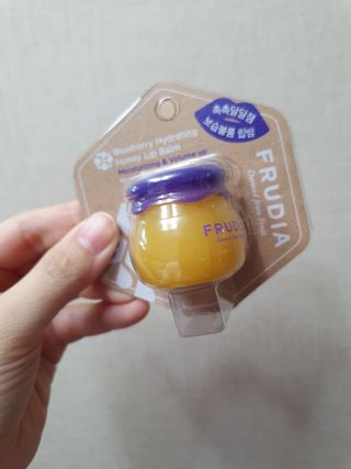 틱톡 [후르디아] 튼입술해결템 올리브영 블루베리 하이드레이팅 허니 립밤 — 5점을 준 리뷰어가 2024년 3월 올린 사용 사진