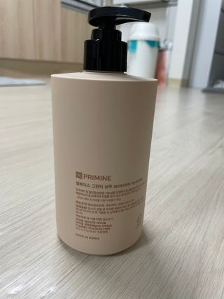 프리마인 더이상 뻣뻣하고 효과없는 탈모샴푸는 NO. 근본부터 케어하는 셀베이스 그린티샴푸(500ml) — 5점을 준 리뷰어가 2023년 4월 올린 사용 사진