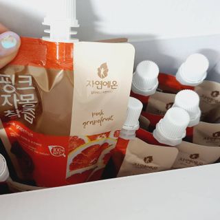 자연에온 핑크 자몽 착즙 100mL 10개입 1BOX +가 득담은 자몽 콜라겐 젤리스틱 1BOX — 4점을 준 리뷰어가 2021년 6월 올린 사용 사진