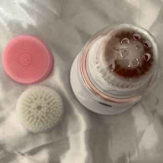 디하우트 랩 디하우트랩 클렌징 피부관리기 진동클렌저 실리콘+2종 인조모 브러시 — 5점을 준 리뷰어가 2021년 11월 올린 사용 사진