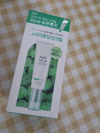 [AHC] 세이프온 에센스 선크림 올리브영 스페셜 증정 기획세트 — 4점을 준 리뷰어가 2022년 6월 올린 사용 사진