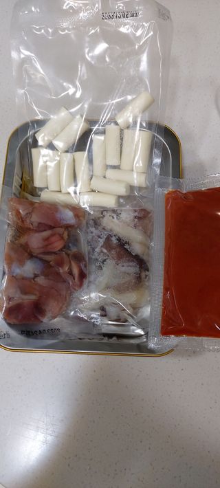 화끈한녀석들 새오똥400g 새우,오징어,똥집 볶음요리 소스,밀떡, 참기름 포함 — 4점을 준 리뷰어가 2022년 12월 올린 사용 사진