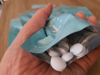 입 냄새 완화에 도움을 주는 에티켓 캔디 앳캔디 스트롱민트 — 5점을 준 리뷰어가 2021년 2월 올린 사용 사진