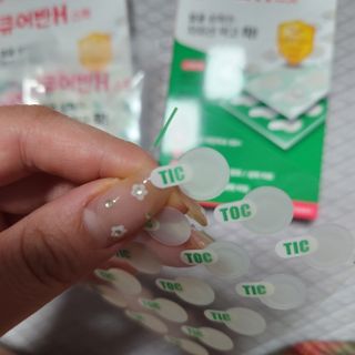 [큐어반H 스팟] 자외선 99프로 차단되는 스틱타입 스팟밴드(1팩 / 66매입) — 4점을 준 리뷰어가 2022년 12월 올린 사용 사진